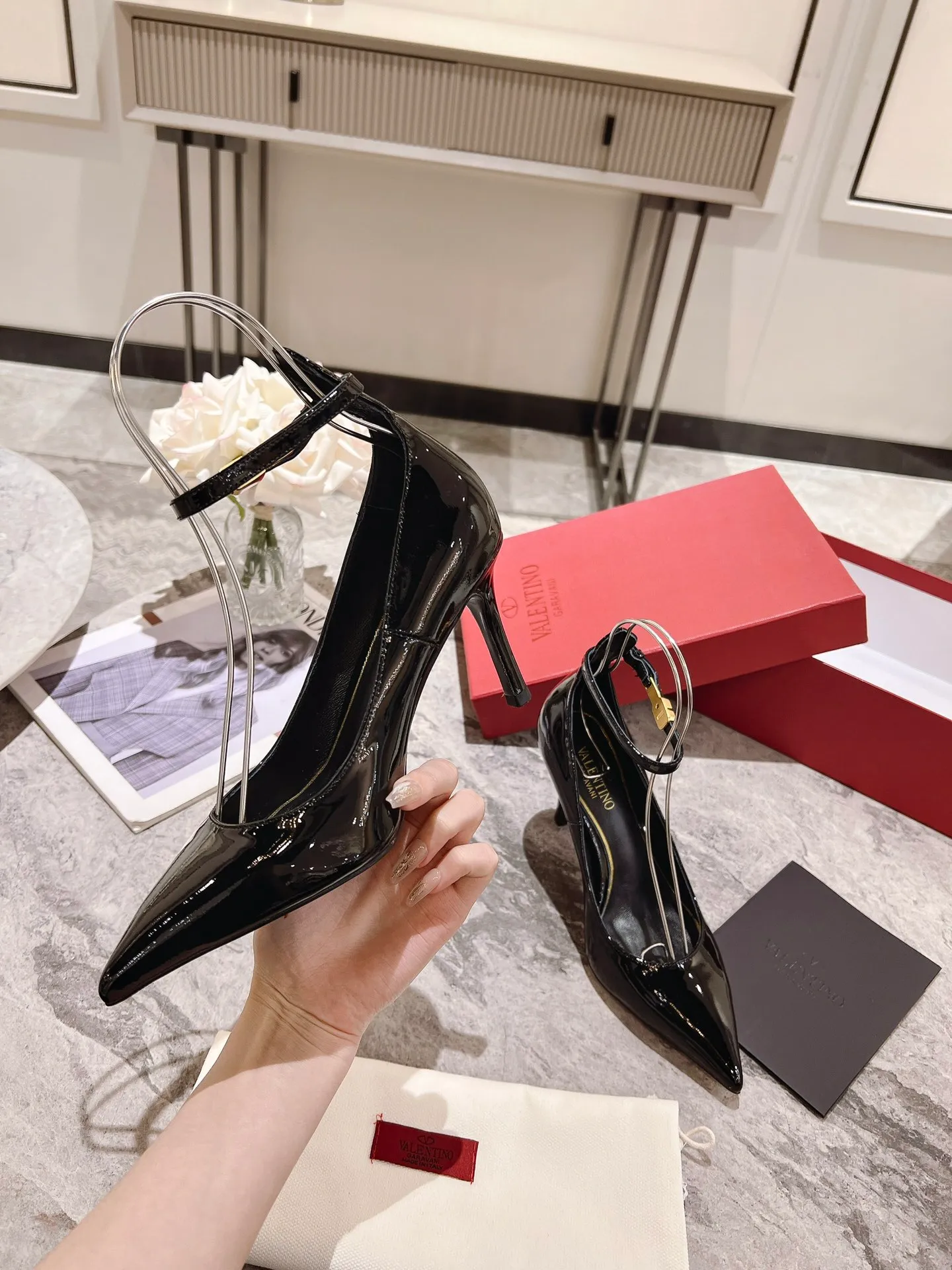 👟👟Ex-factory price 440👟👟 Genuine leather sole +40 Top version 𝑉𝐴𝐿𝐸𝑁𝑇𝐼𝑁𝑂 Valentino new spring and summer women's 6⃣️color patent leather shoes. Unique (small V-label buckle) hardware brings out a full sense of high-end, and the new season will live up to expectations! Worth buying ★ Qipi is absolutely high-grade ❥Original method, absolutely sensual ❥Elegant style, creating a different feeling, simple and elegant style!  Code number: 35-41 (34-42 customized) Fabric: Imported patent leather Lining: Sheepskin lining Heel height: 7cm-10cm2⃣️Various heel height options Leather outsole Rubber outsole